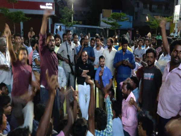 Andhra Pradesh: Senior TDP leader alleges police acting in favour of YSRCP, holds sit-in protest