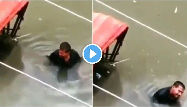 Bihar Floods: Man breaks down after his rickshaw stuck in flood, video will make you cry!