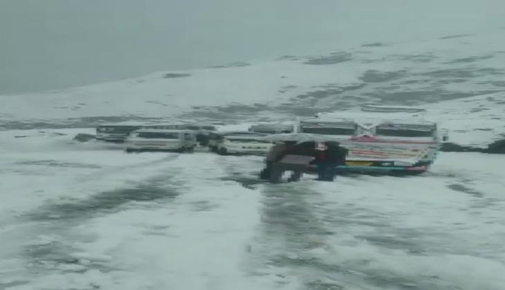 HP: Traffic movement affected on Manali-leh highway after snowfall