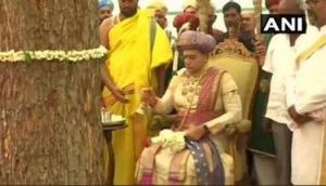 Karnataka: Mysuru King offers prayers to 'Shami' tree on Vijay Dashmi