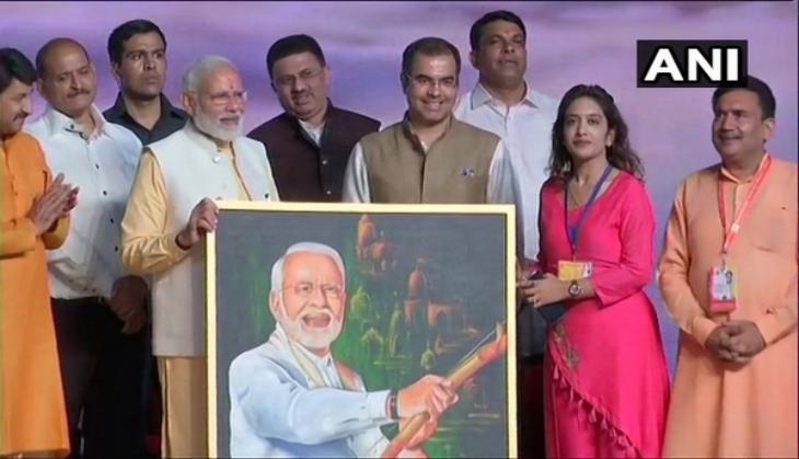 Delhi girl presents self-made painting to PM Modi