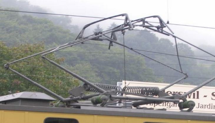 Pantograph of Mumbai local train catches fire; none hurt