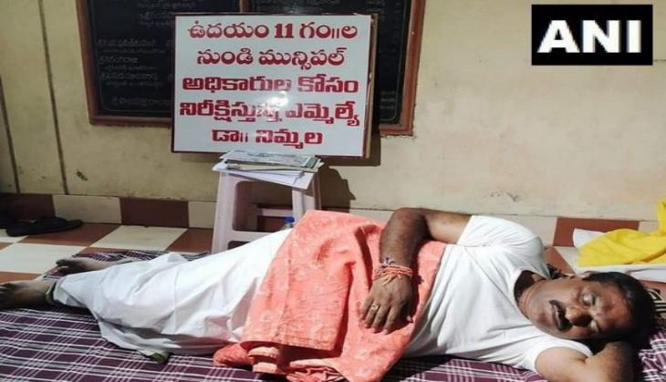 AP: TDP MLA sleeps outside Municipal Commissioner's Office alleging no official gave him audience
