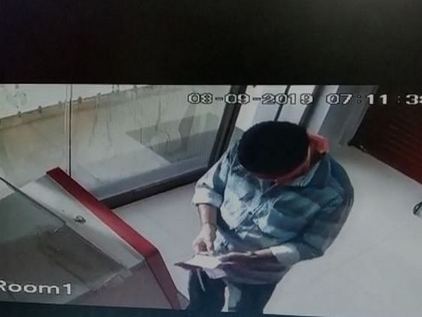 AP Security guard caught man red-handed while cheating ATM user, over 5 lakh recovered 