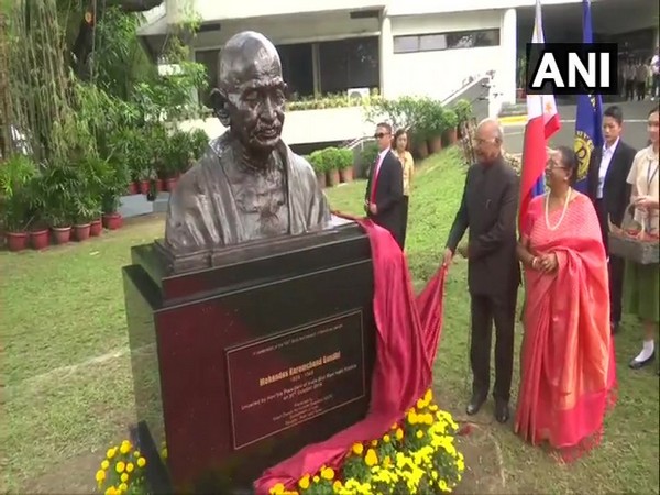 President Kovind unveils bust of Mahatma Gandhi in Philippines