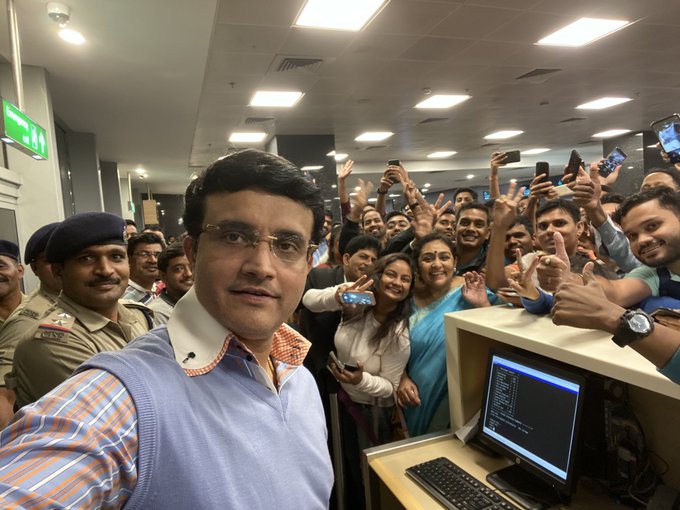 Sourav Ganguly wins social media after a selfie with fans at Bengaluru airport