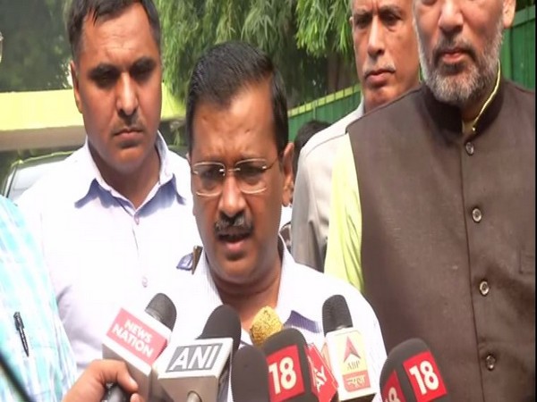 Delhi: CM Kejriwal carpools with ministerial colleagues on first day of odd-even
