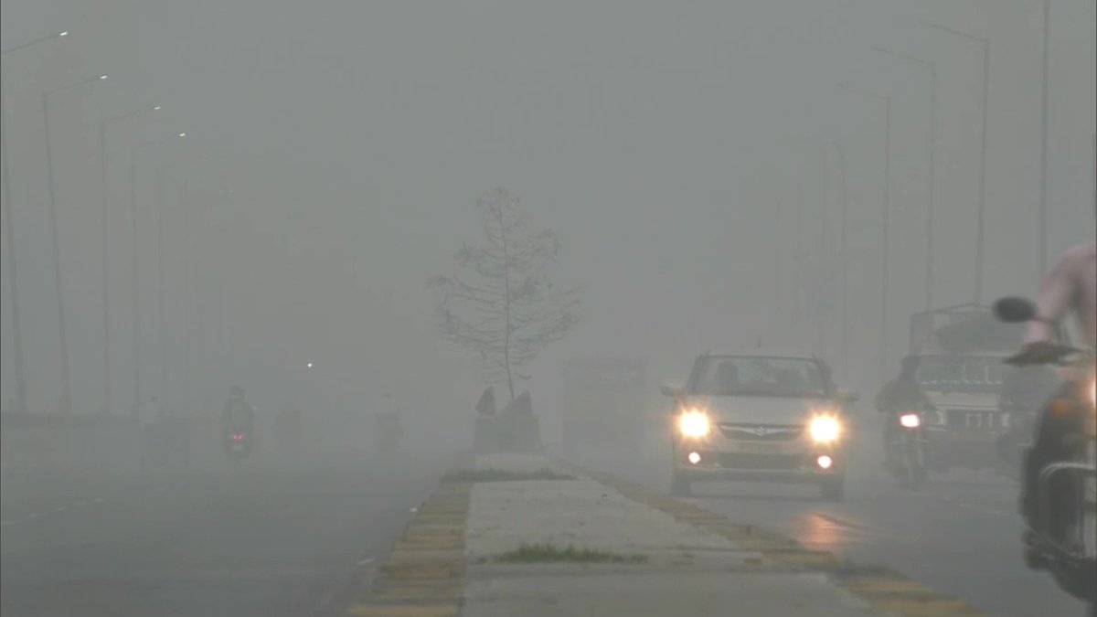 Thick smog blankets parts of Delhi, AQI crosses severe level