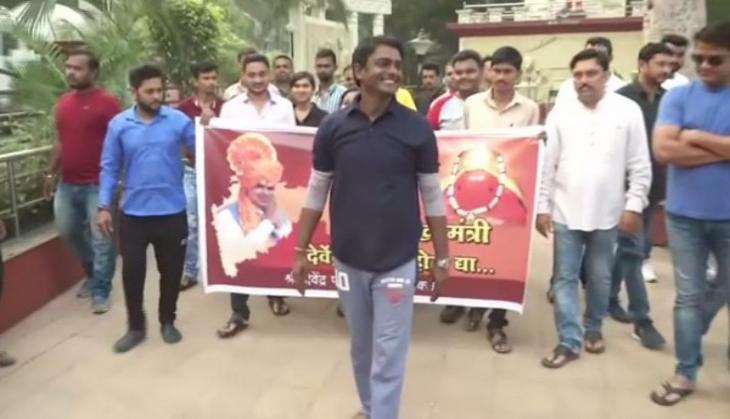 Follower of Devendra Fadnavis performs ritual, wishes he forms govt again