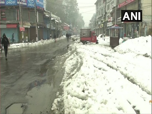 J-K: Srinagar receives snowfall
