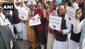 Soaring onion price: Congress MPs stage protest in Parliament premises