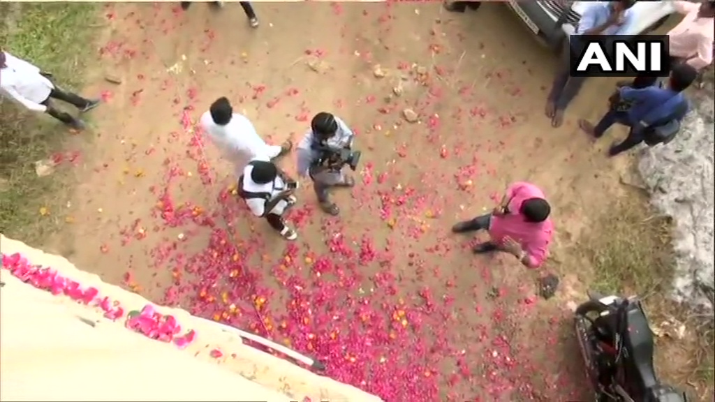 Hyderabad Encounter: Rose petals showered on police team, 'DCP-ACP zindabad' slogans raised at crime spot