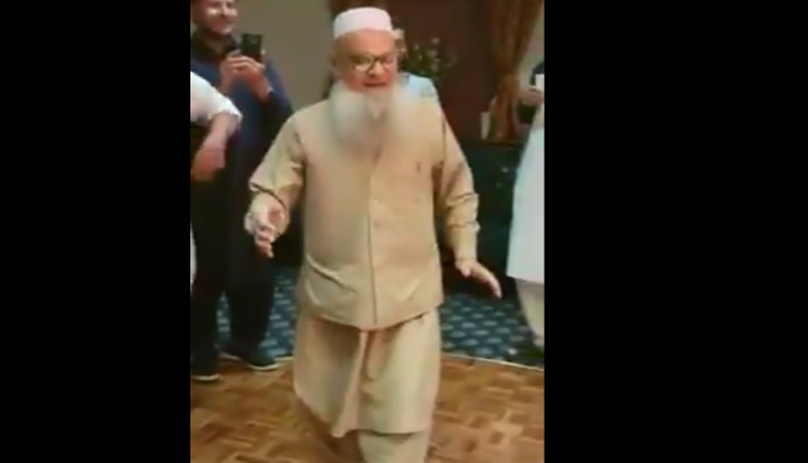 Watch elderly man dances on Raj Kapoor and Nargis film song; netizens say 'Chachajaan Rocks'