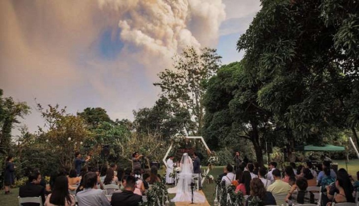 Couple ties knot just 10 kms away from volcanic eruption; pics will leave your eyes wide open!