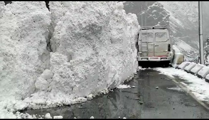 Scary! Huge Glacier wall moves on the highway in Himachal Pradesh; vehicle gets stuck