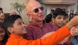 Amazon CEO Jeff Bezos dressed in traditional attire enjoyed flying kites with children during his India trip [VIDEO]