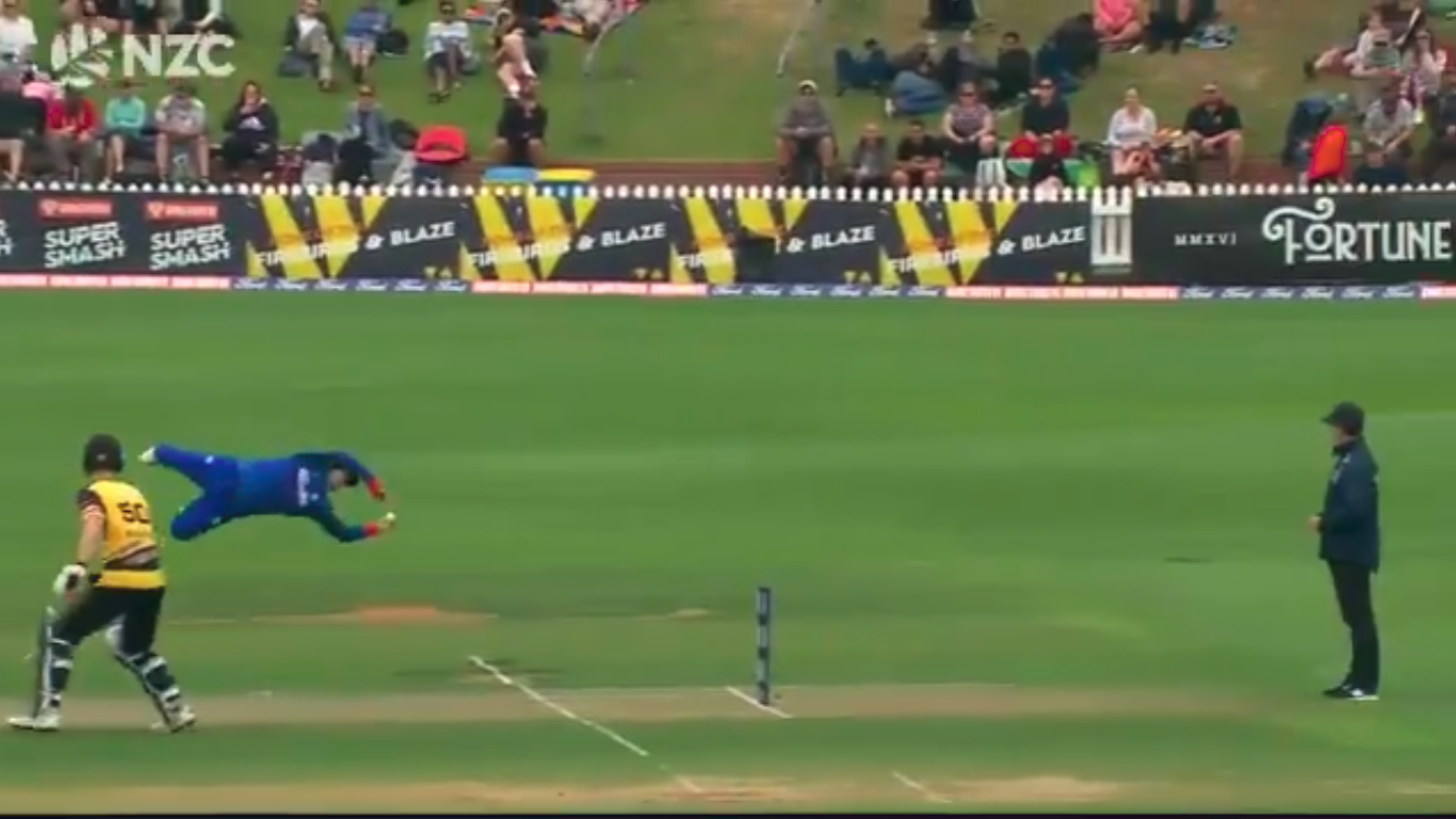 Watch: Craig Cachopa takes unbelievable one handed catch to dismiss Devon Conway in Super Smash final