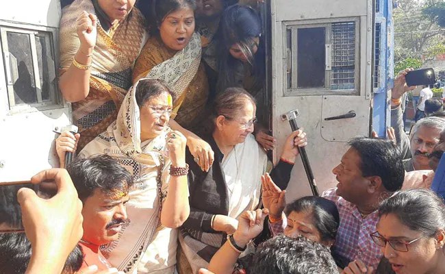 Ex Lok Sabha Speaker Sumitra Mahajan detained for protesting in front of Indore Collectorate