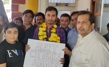 BJP gives 'alert citizen' award to Uber driver who took poet to Mumbai police over anti-CAA chat