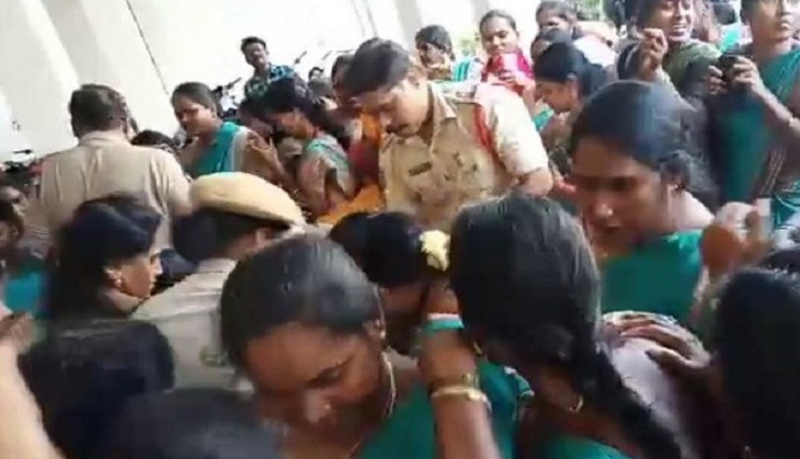 Visakhapatnam: Male cop accused of manhandling, thrashing women protesters 