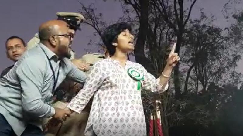 Bengaluru: Sedition case filed against woman for raising pro-Pakistan slogans at CAA protest [Video]