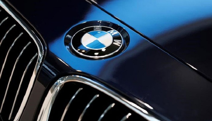 Noida: Drunk man’s BMW gets robbed after he parks his car on roadside to urinate
