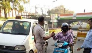 Janta Curfew: Delhi Police give flowers to travellers, advise them to stay indoors [Pics]