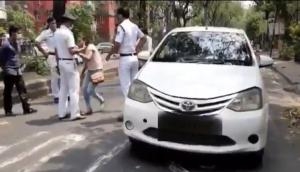 Kolkata: Woman defies coronavirus lockdown, bites Police cop, smears blood on him