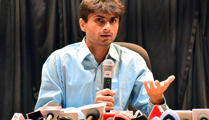 Noida DM Suhas LY rebukes officer after women complain of shortage of essential goods