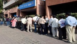 Delhi: With no ATM cards, senior citizens queue up at banks to withdraw money amid COVID-19 lockdown