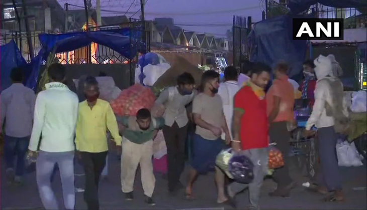 Delhi: People panic-buy vegetables, breaking social distancing norms in Okhla Mandi