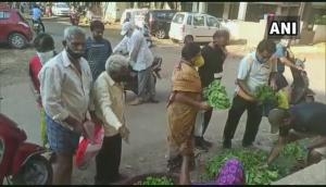 Karnataka: People seen flouting social distancing norms while purchasing vegetables in Hubli