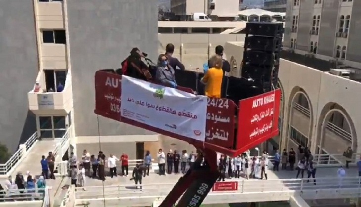 Watch how musicians stand on crane platform to perform for health workers, patients amid COVID-19 pandemic