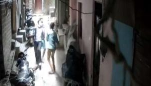 Delhi: Man looted by gang of two in Baljeet Nagar amid lockdown [Watch]