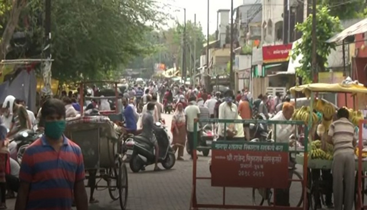 Maharashtra: Amid lockdown people violate social distancing norms at Nagpur market 