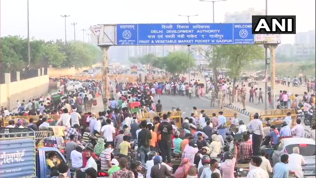 COVID-19: People flout social distancing norms at Delhi's Ghazipur fruit and vegetable market 