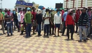 Telangana: Migrants stage 'Dharna' in Warangal, seek Govt's assistance to return home 
