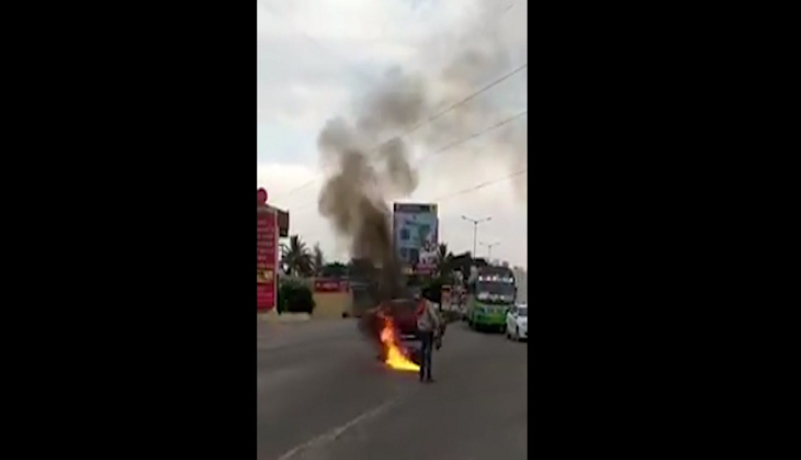 Bengaluru: Drunk man sets his bike on fire in full public gaze; video goes viral