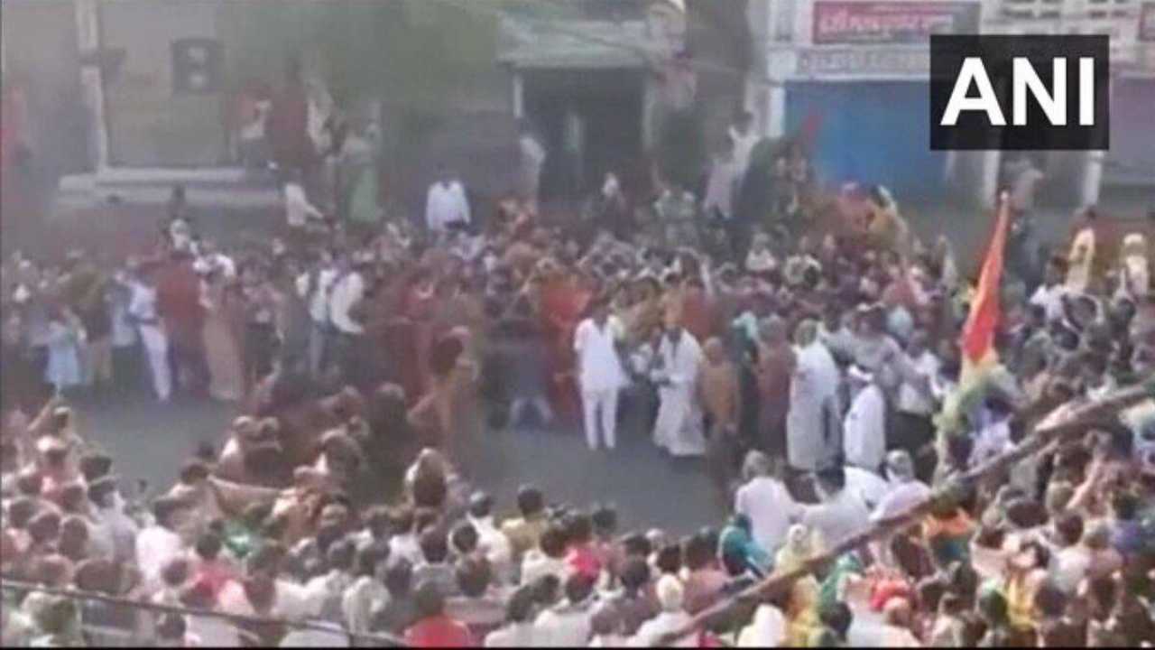 MP: Social distancing norms flouted as crowd gathers to welcome Jain Monk in Sagar