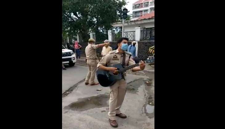 Jammu cop sings Gulabi Aankhen while playing guitar to entertain people standing outside the railway station; see video