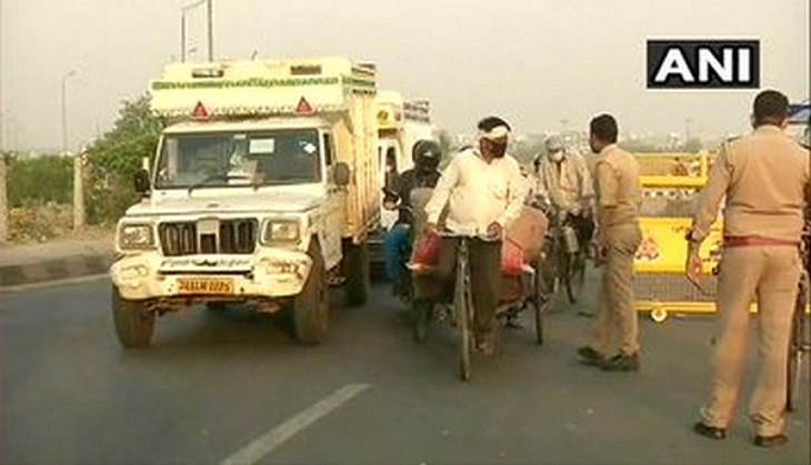 Lockdown 4.0: People commute through Delhi-Ghazipur border amid lockdown