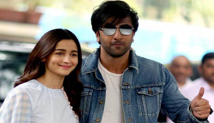 Oops! Ranbir Kapoor-Alia Bhatt were about to lip-lock at award function; know what happened next [VIDEO]