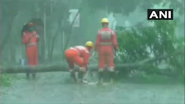 Super Cyclone Amphan begins making landfall with wind speed of 155 to 165 kmph [Watch]