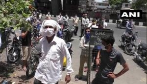 Gujarat: Amid lockdown 4 buyers throng tobacco shops in Surat 