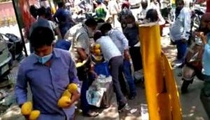 Delhi crowd go crazy after seeing unattended crates of mangoes, loot fruits from street vendor; video goes viral