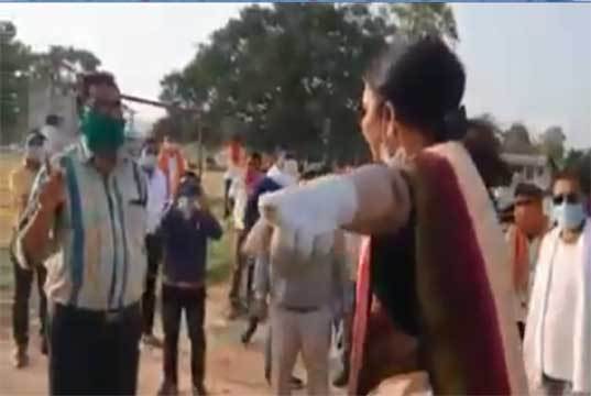 Union Minister Renuka Singh threatens district officials at coronavirus quarantine centre in Chhattisgarh [Watch]