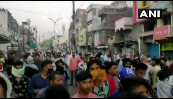 Nagpur: Social distancing norms flouted during protest by locals in Mominpura