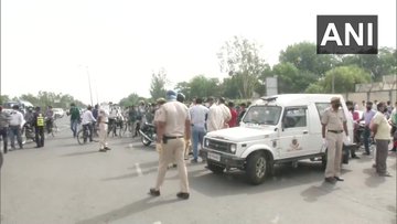 Chaos erupts at Gurugram-Delhi border as commuters stopped