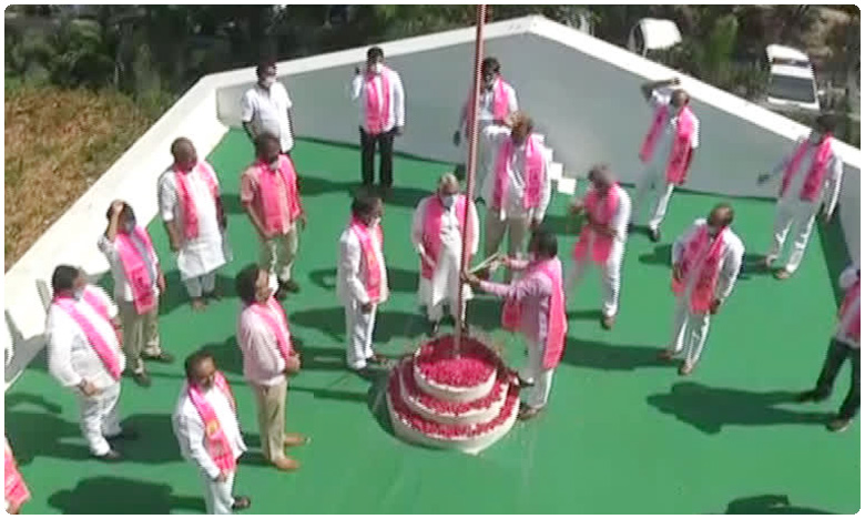 CM KCR hoists national flag on occasion of Telangana State Formation Day