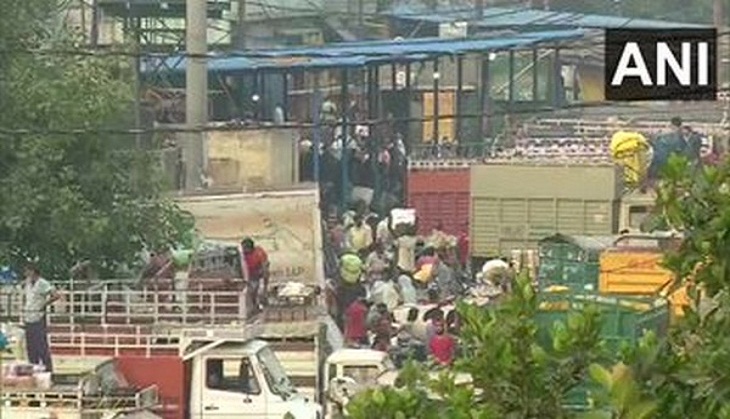 Delhi: Traffic congestion outside Azadpur wholesale market; social distancing norms flouted